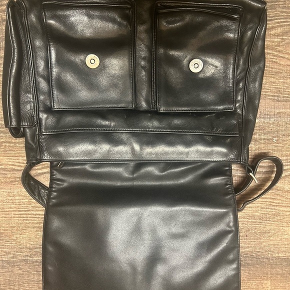 Danier MINT new as possible Black Leather Messenger/crossbody bag ultra soft - Picture 9 of 16